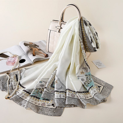 Κομψό γυναικείο κασκόλ κατάλληλο για καλοκαίρι με λουλουδάτη διακόσμηση