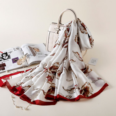 Κομψό γυναικείο κασκόλ κατάλληλο για καλοκαίρι με λουλουδάτη διακόσμηση