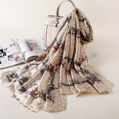 Κομψό γυναικείο κασκόλ κατάλληλο για καλοκαίρι με λουλουδάτη διακόσμηση