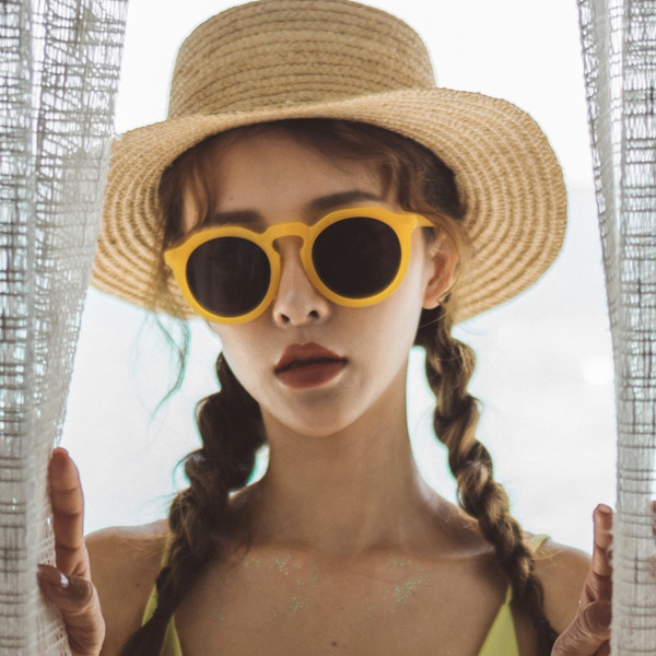 Ležerne ženske sunčane naočale okruglog oblika s tankim okvirima