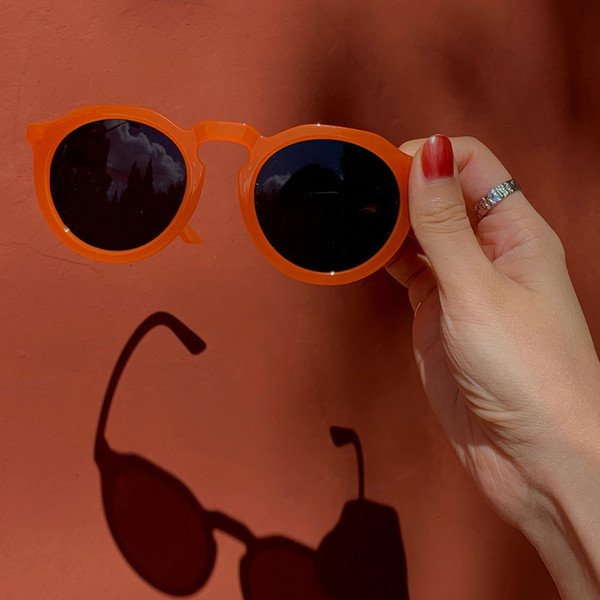 Ležerne ženske sunčane naočale okruglog oblika s tankim okvirima