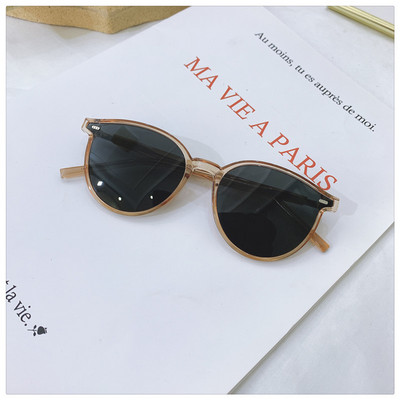 Μοντέρνα γυαλιά ηλίου για γυναίκες