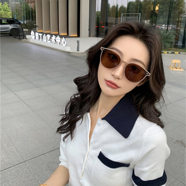 Μοντέρνα γυαλιά ηλίου για γυναίκες