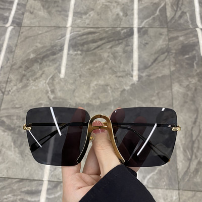 Γυναικεία γυαλιά ηλίου με λεπτό σκελετό