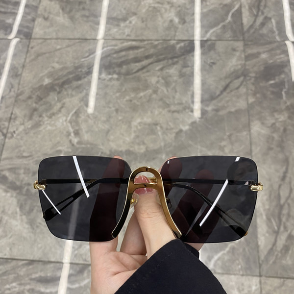 Γυναικεία γυαλιά ηλίου με λεπτό σκελετό