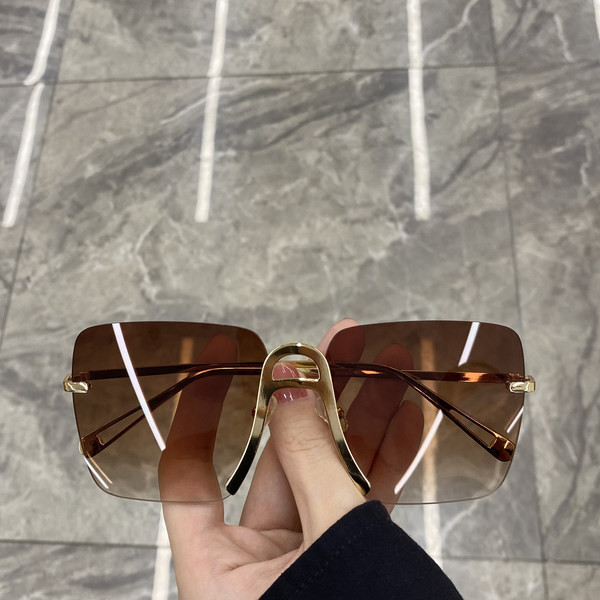 Γυναικεία γυαλιά ηλίου με λεπτό σκελετό