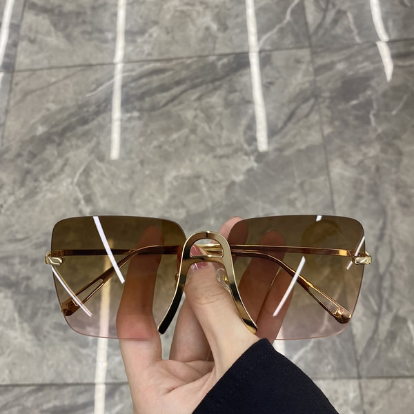 Γυναικεία γυαλιά ηλίου με λεπτό σκελετό