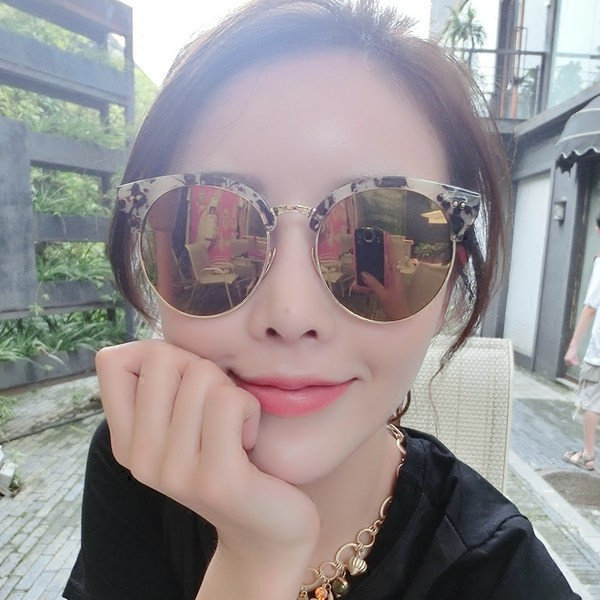 Σύγχρονα γυναικεία γυαλιά ηλίου - σε διάφορα χρώματα