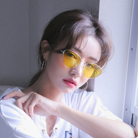 Κομψά γυναικεία γυαλιά ηλίου με λεπτό σκελετό