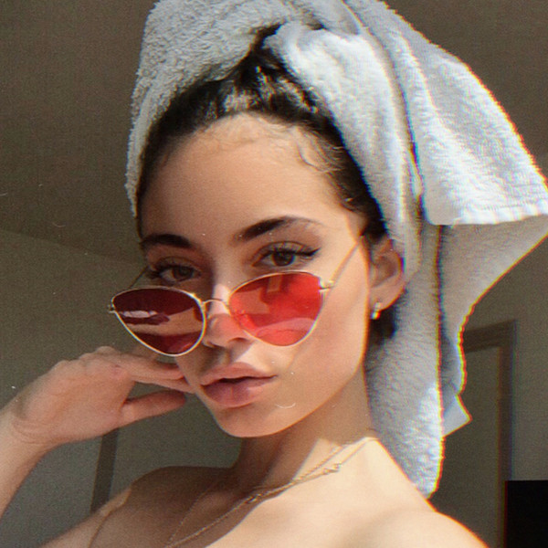 Κομψά γυναικεία γυαλιά ηλίου με λεπτό σκελετό