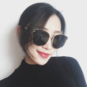 Μοντέρνα γυαλιά ηλίου με λεπτό σκελετό σε στρογγυλό σχήμα