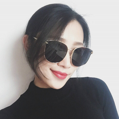 Μοντέρνα γυαλιά ηλίου με λεπτό σκελετό σε στρογγυλό σχήμα