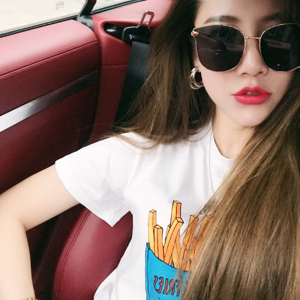 Μοντέρνα γυαλιά ηλίου με λεπτό σκελετό σε στρογγυλό σχήμα