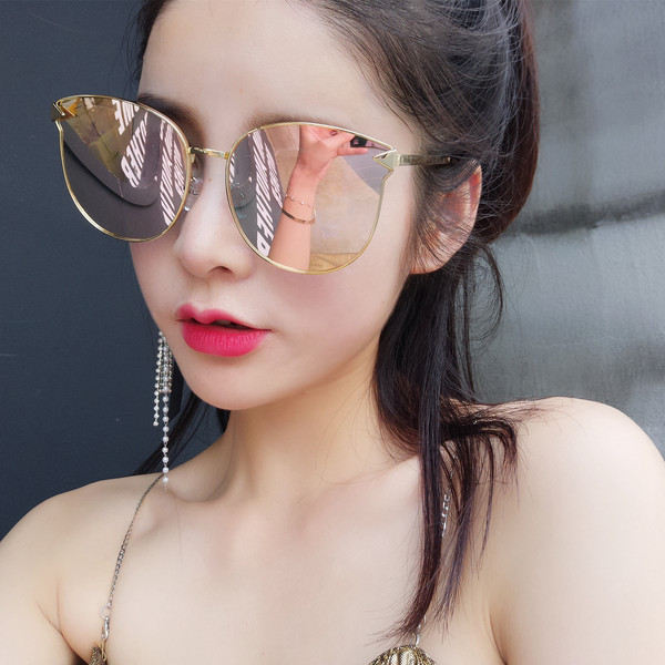 Μοντέρνα γυαλιά ηλίου με λεπτό σκελετό σε στρογγυλό σχήμα