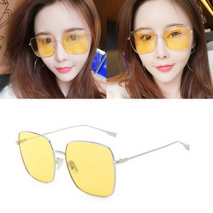 Μοντέρνα γυαλιά με λεπτό σκελετό κατάλληλα για γυναίκες