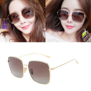 Μοντέρνα γυαλιά με λεπτό σκελετό κατάλληλα για γυναίκες