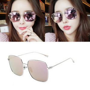 Μοντέρνα γυαλιά με λεπτό σκελετό κατάλληλα για γυναίκες