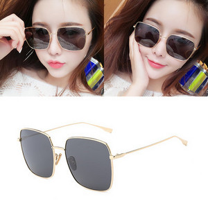 Μοντέρνα γυαλιά με λεπτό σκελετό κατάλληλα για γυναίκες