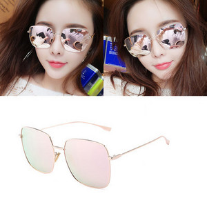 Μοντέρνα γυαλιά με λεπτό σκελετό κατάλληλα για γυναίκες