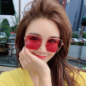 Μοντέρνα γυαλιά με λεπτό σκελετό κατάλληλα για γυναίκες