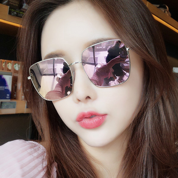 Μοντέρνα γυαλιά με λεπτό σκελετό κατάλληλα για γυναίκες