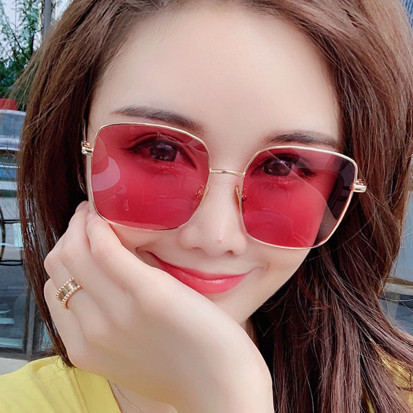 Μοντέρνα γυαλιά με λεπτό σκελετό κατάλληλα για γυναίκες