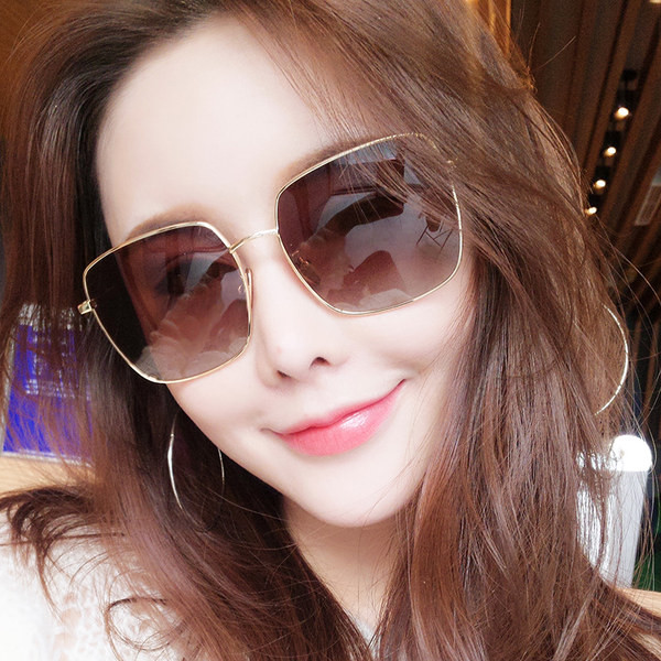 Μοντέρνα γυαλιά με λεπτό σκελετό κατάλληλα για γυναίκες