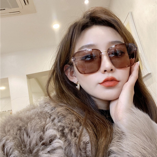 Νέο μοντέλο γυναικεία γυαλια ηλίου σε τέσσερα χρώματα