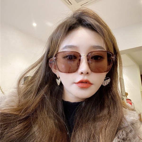 Νέο μοντέλο γυναικεία γυαλια ηλίου σε τέσσερα χρώματα