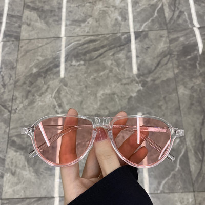 Μοντέρνα γυναικεία γυαλιά με λεπτό σκελετό