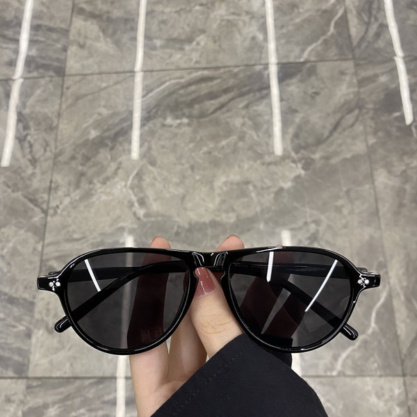 Μοντέρνα γυναικεία γυαλιά με λεπτό σκελετό