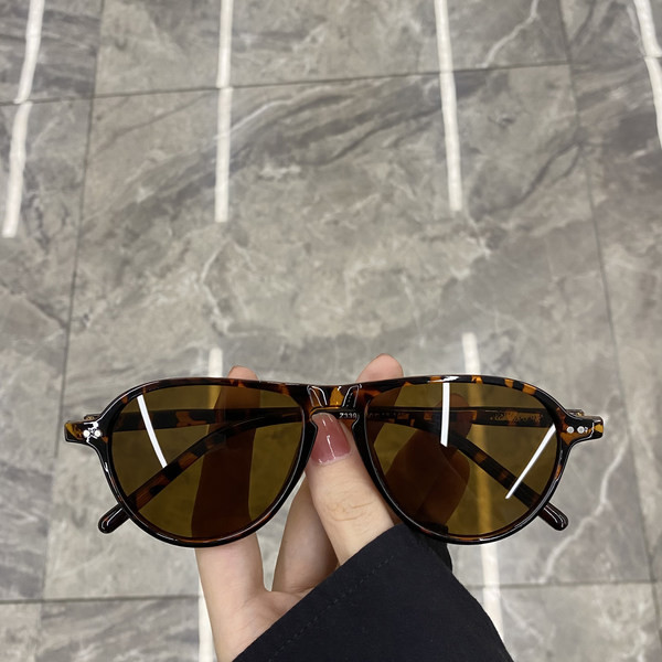 Μοντέρνα γυναικεία γυαλιά με λεπτό σκελετό