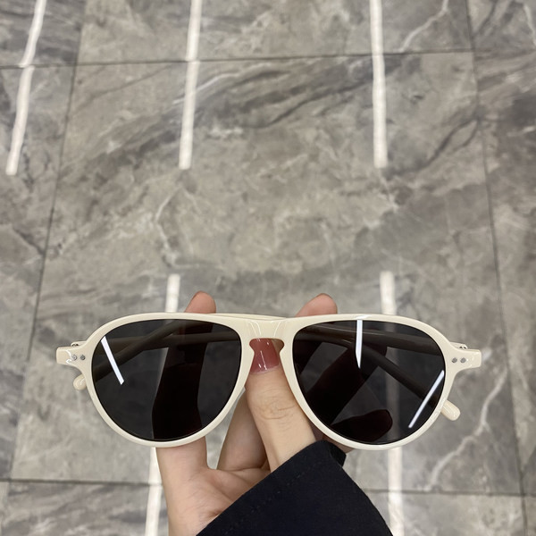 Μοντέρνα γυναικεία γυαλιά με λεπτό σκελετό