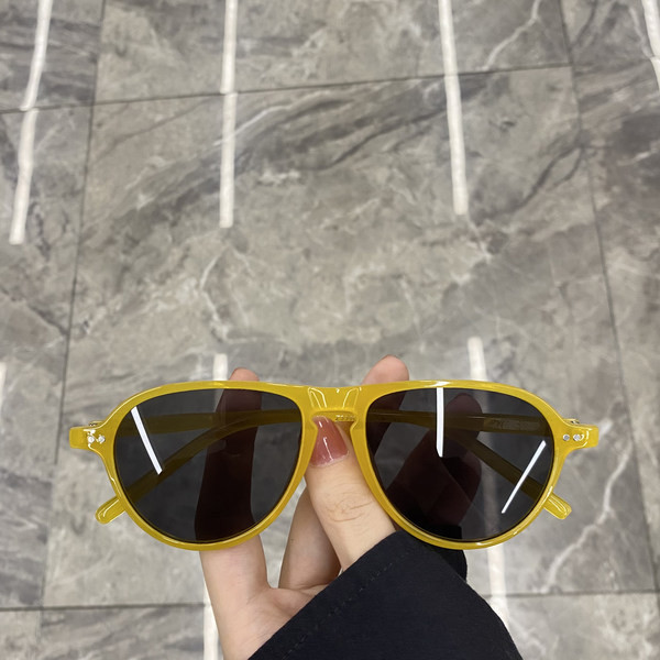 Μοντέρνα γυναικεία γυαλιά με λεπτό σκελετό