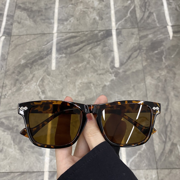 Κομψά γυναικεία γυαλιά ηλίου σε διάφορα χρώματα