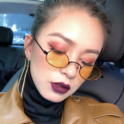 Μοντέρνα γυναικεία γυαλιά με λεπτό σκελετό σε στρογγυλό σχήμα