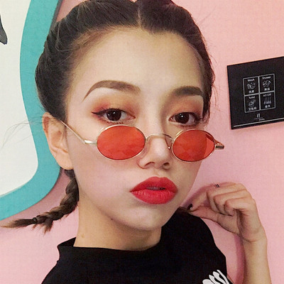 Μοντέρνα γυναικεία γυαλιά με λεπτό σκελετό σε στρογγυλό σχήμα