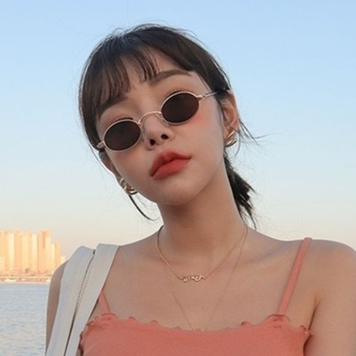 Μοντέρνα γυναικεία γυαλιά με λεπτό σκελετό σε στρογγυλό σχήμα