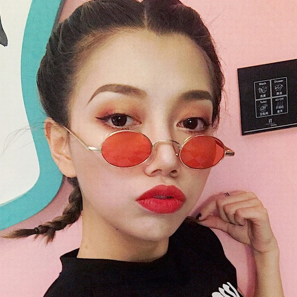 Μοντέρνα γυναικεία γυαλιά με λεπτό σκελετό σε στρογγυλό σχήμα