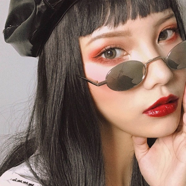 Μοντέρνα γυναικεία γυαλιά με λεπτό σκελετό σε στρογγυλό σχήμα