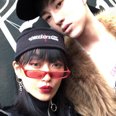 Stilīgas saulesbrilles kvadrāta formā