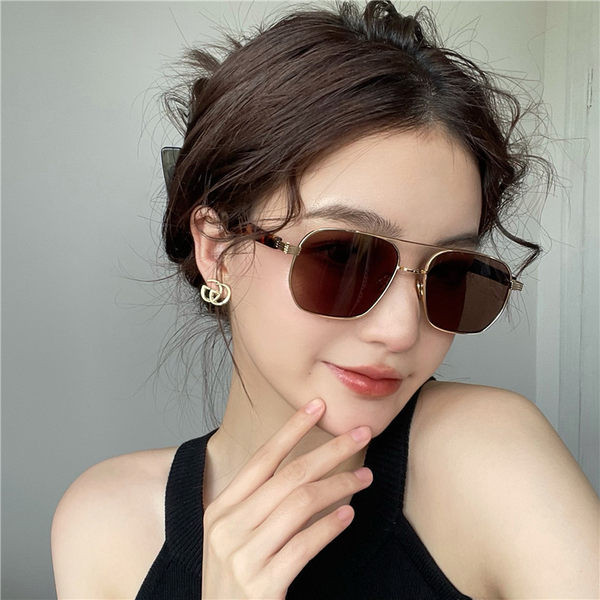 Μοντέρνα γυαλιά ηλίου σε τρία χρώματα - για γυναίκες