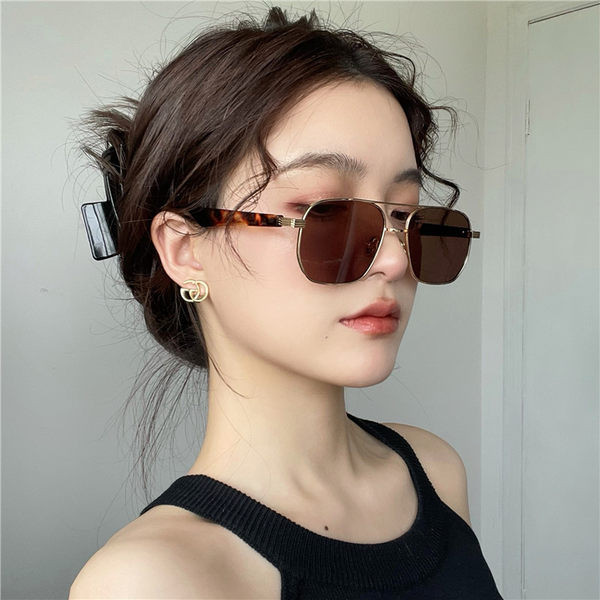 Μοντέρνα γυαλιά ηλίου σε τρία χρώματα - για γυναίκες