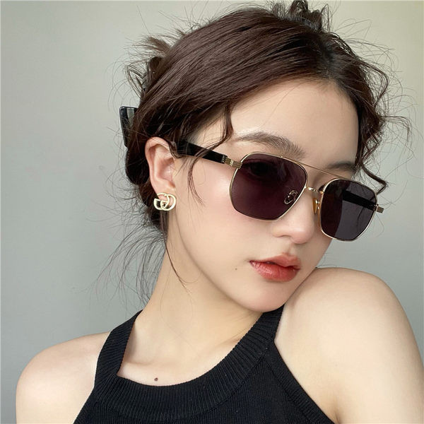 Μοντέρνα γυαλιά ηλίου σε τρία χρώματα - για γυναίκες