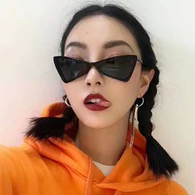 Μοντέρνα γυναικεία γυαλιά σε τριγωνικό σχήμα με λεπτό σκελετό