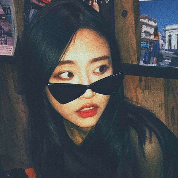 Μοντέρνα γυναικεία γυαλιά σε τριγωνικό σχήμα με λεπτό σκελετό