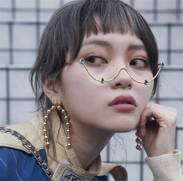 Γυναικεία γυαλιά με μη τυποποιημένο σχήμα και πέτρες διακόσμησης