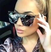 Ochelari moderni cu forma pătrată a ochelarilor