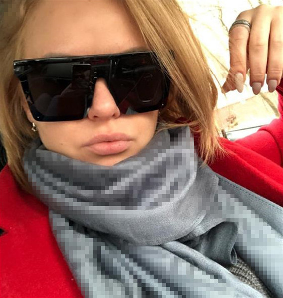 Ochelari moderni cu forma pătrată a ochelarilor