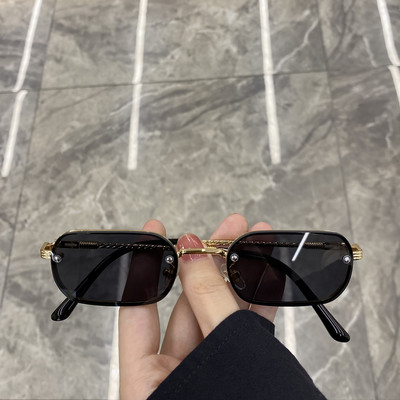 Γυναικεία γυαλιά ηλίου με λεπτό σκελετό